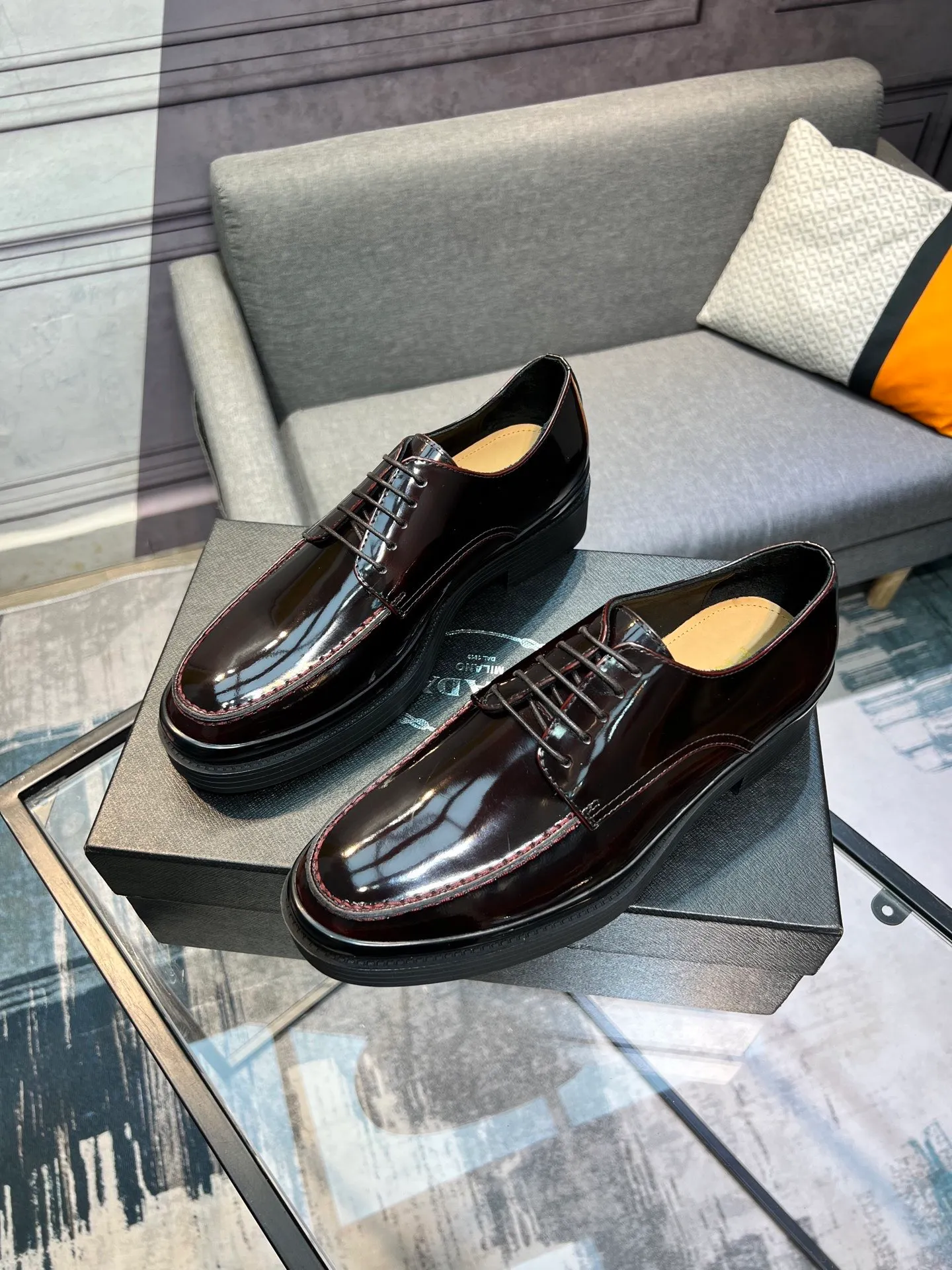 Men's clothing and shoes 💰860 Prada/Prada's new glossy leather loafers are made of open-edge beaded uppers imported from Italy, slip-on loafers style, large piece splicing design, durable and non-deforming, heavy-duty construction, exquisite mark stitching, same material ribbon decoration, blending classic and modern styles, lining with dyed calfskin, standard PRADA logo cowhide feet, original ultra-light matte texture and embossed leather outsole, light and not tired, excellent shock absorption effect, full foot comfort! Size: 39-44 (customized at 38.45)